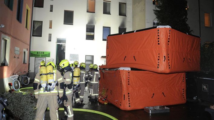 Menschen werden am späten Abend des 16.01.2022 aus einer brennenden Wohnung in der Neuköllner Hermannstraße gerettet. (Quelle: Morris Pudwell)