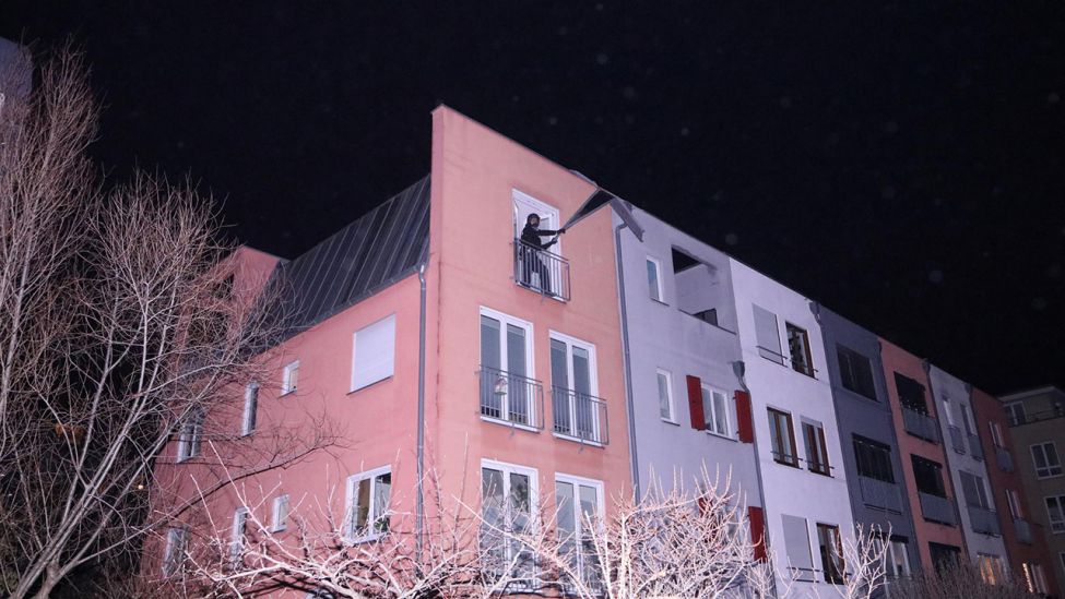 Wenige Minuten nachdem ein ganzer Baum auf mehrere Pkw fiel, alarmierten Anwohner in der Straße "Jollenseglerstraße", dass ein Blechteil an einer Fassade gefährlich auf an ab schwingen würde. (Quelle: Morris Pudwell)