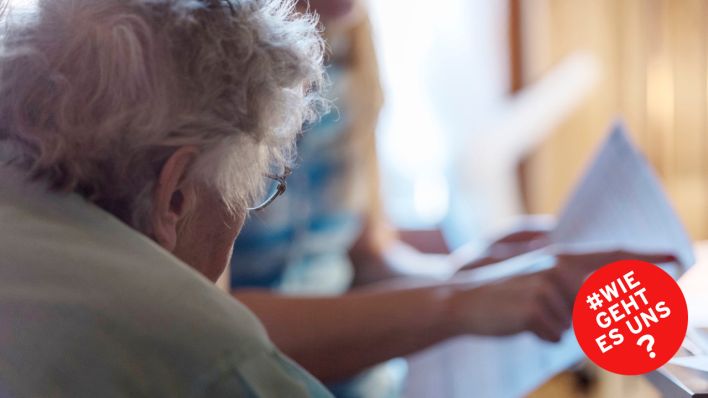 Eine Sozialarbeiterin unterstützt eine altere Dame zu Hause bei administrativen Aufgaben. (Quelle: dpa/Keystone)