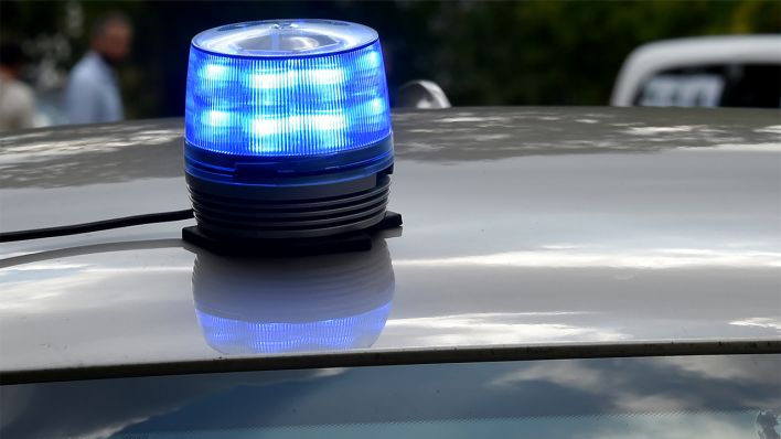 Symbolbild: Ein Blaulicht leuchtet am 14.03.2018 auf einem Videowagen der Verkehrspolizei. (Quelle: dpa/Bernd Settnik)