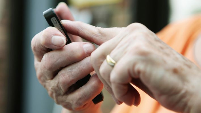 Symbolbild: Seniorin mit Smartphone in der Hand. (Quelle: dpa)