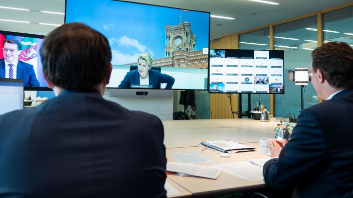 Archivbild: Videokonferenz der Regierungschefinnen und Regierungschefs der Länder - Auf dem großen Bildschirm ist Franziska Giffey (SPD), Regierende Bürgermeisterin von Berlin, zugeschaltet. (Quelle: Bernd von Jutrczenka/dpa)