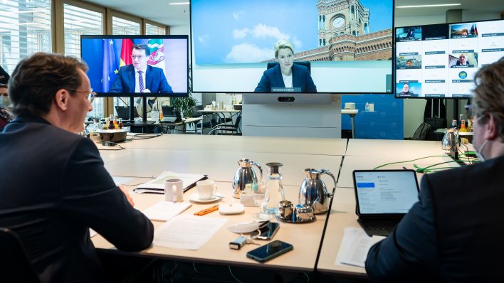 Die MPK: Auf dem großen Bildschirm ist Franziska Giffey (SPD), Regierende Bürgermeisterin von Berlin, zugeschaltet. (Quelle: Bernd von Jutrczenka/dpa pool