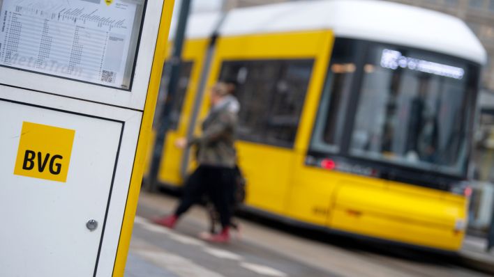 Eine Straßenbahn der Berliner Verkehrsbetriebe (BVG) steht an einer Haltestelle am Alexanderplatz. (Quelle: dpa/Monika Skolimowska)