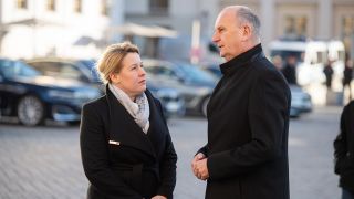 Franziska Giffey (SPD), Bundesministerin für Familie, und Dietmar Woidke (SPD), Ministerpräsident von Brandenburg. (Quelle: dpa/Christophe Gateau)