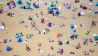 Menschen sonnen sich im am Sandstrand des Strandbad am Müggelsee. (Quelle: dpa/Gregor Fischer)