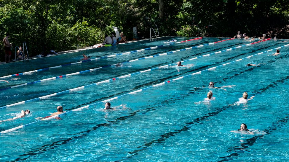 Sportliche Badegäste ziehen ihre Bahnen im Schwimmerbecken des Prinzenbades in Kreuzberg. (Quelle: dpa/Paul Zinken)
