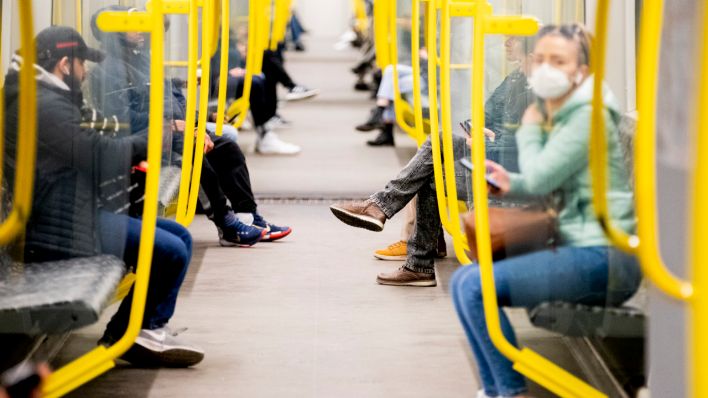 Fahrgäste sitzen in einer U-Bahn. (Quelle: dpa/Christoph Soeder)