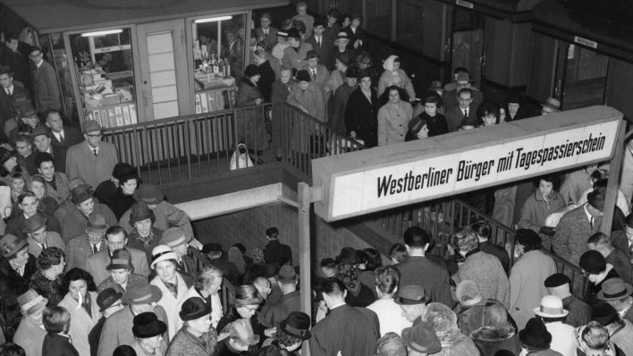 ["Westberliner Bürger mit Tagespassierschein" steht über dem Treppenausgang am Bahnsteig in der Friedrichstraße. (Quelle: dpa/Zentralbild)