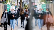 Passanten mit Mund-Nasen-Schutz gehen am 20.10.2020 auf der Tauentzienstraße. (Quelle: dpa/Christoph Soeder)