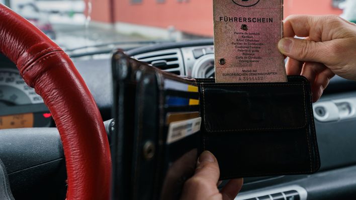 Ein „rosa Führerschein“ wird im Fahrzeug hochgehalten. (Quelle: dpa/Andreas Arnold)