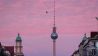 Während des Sonnenaufgangs färbt sich der Himmel hinter dem Fernsehturm Rosa. (Quelle: dpa/Christophe Gateau)