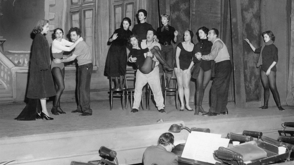 Hildegard Knef (l) spielt die Ninotschka in Cole Porters Musical "Seidenstrümpfe" am Schubert Theatre in Philadelphia (Aufnahme vom Dezember 1954 während einer Probe). (Quelle: dpa/UPI)
