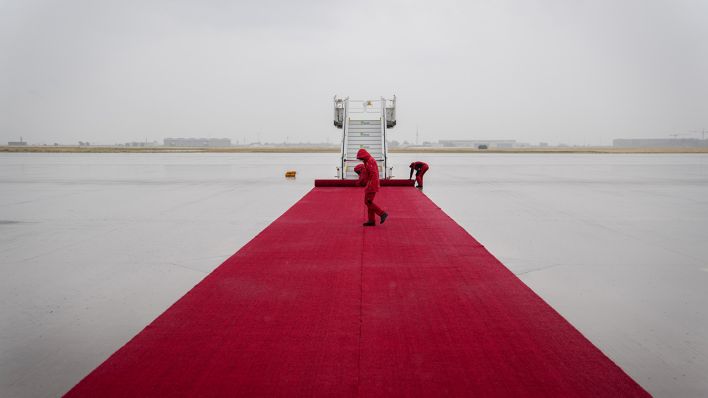 Der Rote Teppich am Flughafen Berlin Brandenburg (BER) ausgerollt. (Quelle: dpa/Kay Nietfeld)