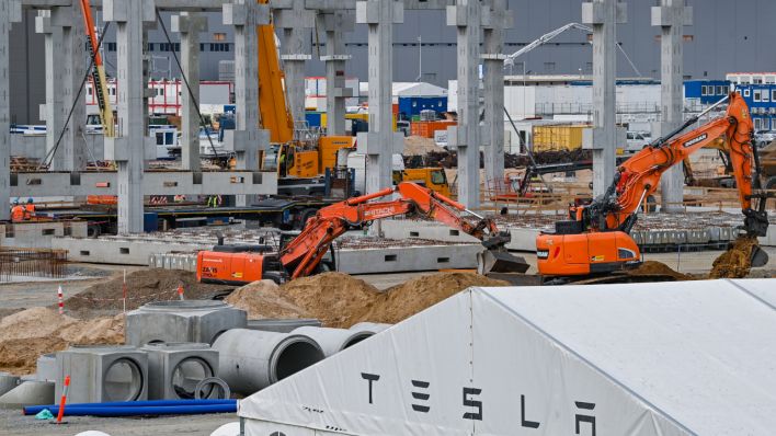 Viel Betrieb herrscht am Rohbau für die künftige Batteriefabrik auf dem Baugelände der Tesla Gigafactory östlich von Berlin. (Quelle: Patrick Pleul)