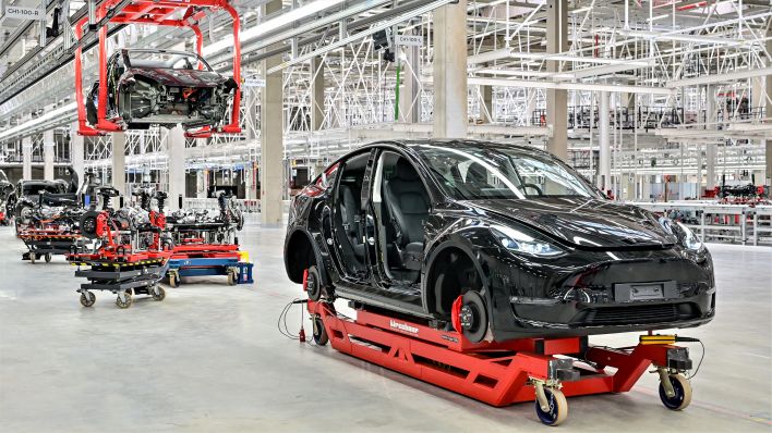 Ein Tesla Model Y ist zum Tag der offenen Tür in einer Produktionshalle der Tesla Gigafactory zu sehen. (Quelle: Patrick Pleul/dpa)