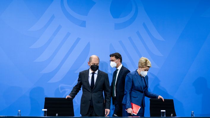 Bundeskanzler Olaf Scholz (l, SPD) kommt am 21.12.2021 zusammen mit Hendrik Wüst (M, CDU), und Franziska Giffey (SPD). (Quelle: dpa/Bernd von Jutrczenka)