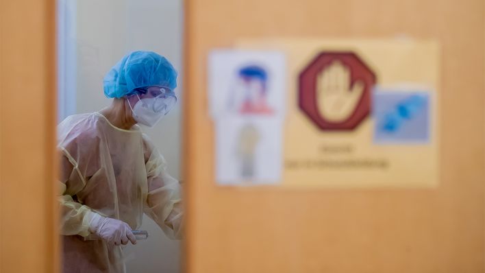 Symbolbild: Eine Intensivfachpflegerin betreut auf der Intensivstation des Gemeinschaftskrankenhauses Havelhöhe einen Covid-19-Patienten. (Quelle: dpa/Christoph Soeder)