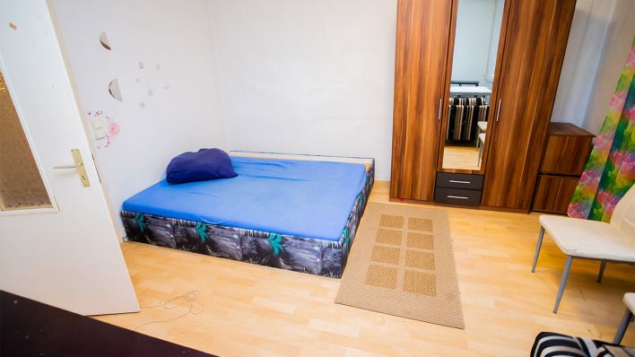 Ein Zimmer, welches noch nicht bewohnt ist, ist am 01.01.2022 in einem nun von Obdachlosen bewohnten Haus in der Habersaathstraße in Berlin-Mitte zu sehen. (Quelle: dpa/Christoph Soeder)