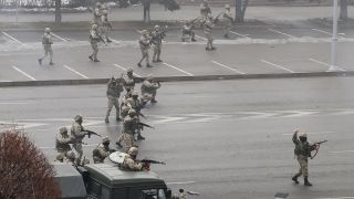 Das Bild zeigt Sicherheitskräfte die bei einer sogenannten Antiterroroperation eingesetzt sind, um Massenunruhen zu beenden. Die Proteste wurden am 2. Januar durch steigende Kraftstoffpreise in den Städten Zhanaozen und Aktau im Westen Kasachstans ausgelöst und breiteten sich rasch über das ganze Land aus. (Quelle: dpa/Valery Sharifulin)