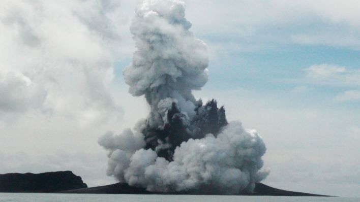 Eine Aschewolke und Vulkanische Gase steigen nach dem Ausbruch eines unterseeischen Vulkans im Inselreich Tonga auf. (Quelle: dpa/ZUMA Press Wire Service)