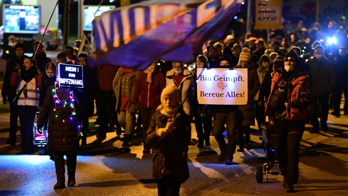 Symbolbild: Teilnehmer einer Demonstration gegen die Corona-Maßnahmen gehen am 17.01.2022 durch die Innenstadt von Oranienburg, Brandenburg. (Quelle: dpa/Soeren Stache)