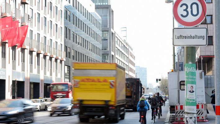 Symbolbild: Autos, LKWs und Radfahrer fahren auf der Leipziger Straße in Berlin an einem Tempo-30-Straßenschild vorbei. (Quelle: dpa/L. Ducret)