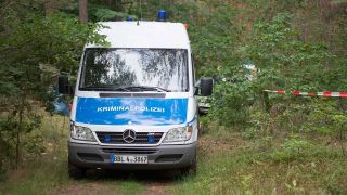 Ein Wagen der Kriminalpolizei steht in einem Wald bei Oranienburg. (Quelle: TNN/Dennis Lloyd Brätsch)