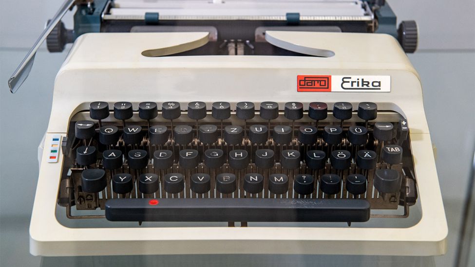 Die Schreibmaschine Erika 50/60, 1970 von Formgestalter Karl Clauss Dietel steht in den Kunstsammlungen Chemnitz (Bild: dpa/Hendrik Schmidt)