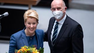 Franziska Giffey und Dietmar Woidke (beide SPD) stehen nach Giffeys Vereidigung zur Regierenden Bürgermeisterin im Plenarsaal im Berliner Abgeordnetenhaus (Quelle: DPA/Fabian Sommer)