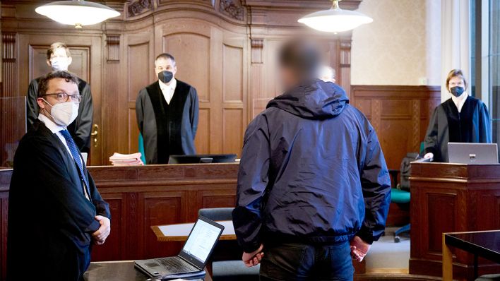 Ein 21-Jähriger Angeklagte steht in der Mitte eines Saales im Kriminalgericht Moabit (Bild: dpa/Annette Riedl)