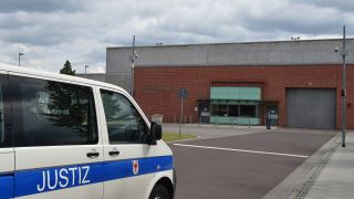 Ein Polizeifahrzeug fährt am 13.06.2017 in Brandenburg an der Havel (Brandenburg) zur Justizvollzugsanstalt. (Quelle: dpa/Bernd Settnik)