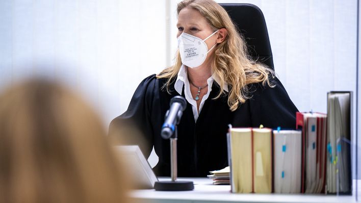 Rautgundis Schneidereit, vorsitzende Richterin am Verwaltungsgericht Berlin, eröffnet eine Verhandlung (Bild: dpa/Monika Skolimowska)