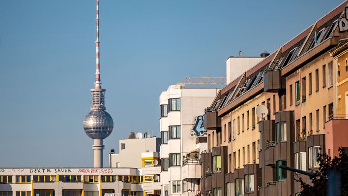 In Kreuzberg sind Wohnhäuser vor dem Fernsehturm zu sehen (Bild: dpa/Monika Skolimowska)