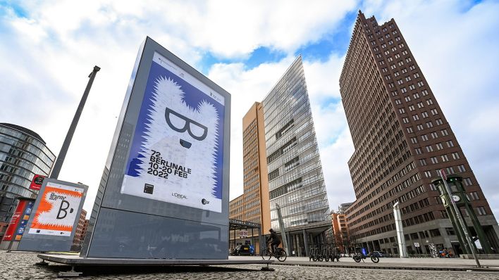 Erste Plakate der 72. Internationalen Filmfestspiele hängen am Potsdamer Platz. (Quelle: dpa/Jens Kalaene)