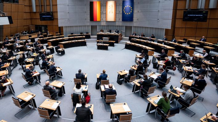 Die Abgeordneten stehen vor der Vereidigung der Regierenden Bürgermeisterin von Berlin Giffey im Plenarsaal im Berliner Abgeordnetenhaus. (Quelle: Fabian Sommer/dpa)