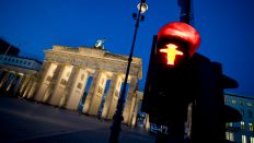 Symbolbild: Brandenburger Tor mit Fußgängerampel auf rot. (Quelle: dpa/N. Michalke)