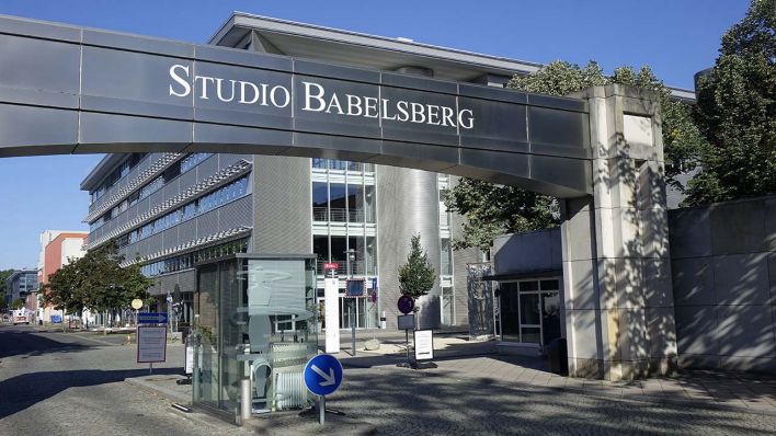 Archivbild: Einfahrt zu den Studios Babelsberg in Potsdam. (Quelle: dpa/S. Steinach)