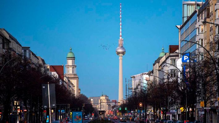 Kurz vor Sonnenaufgang ist auf der Frankfurter Allee wenig Verkehr. (Quelle: dpa/Christophe Gateau)