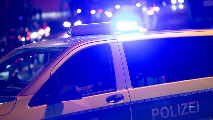 Symbolbild: Polizeiauto mit Blaulicht. (Quelle: dpa/Eibner)