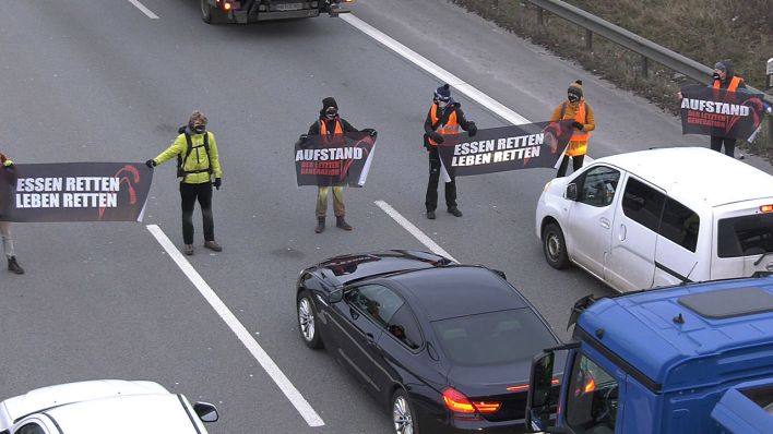 Aktivisten der Gruppe «Aufstand der letzten Generation» blockieren die Stadtautobahn 100 (A100) unweit der Beusselstraße. (Quelle: dpa/Paul Zinken)