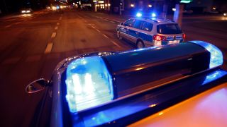 Streifenwagen der Polizei bei einer Alarmfahrt mit Blaulicht. (Quelle: dpa/Jochen Tack)
