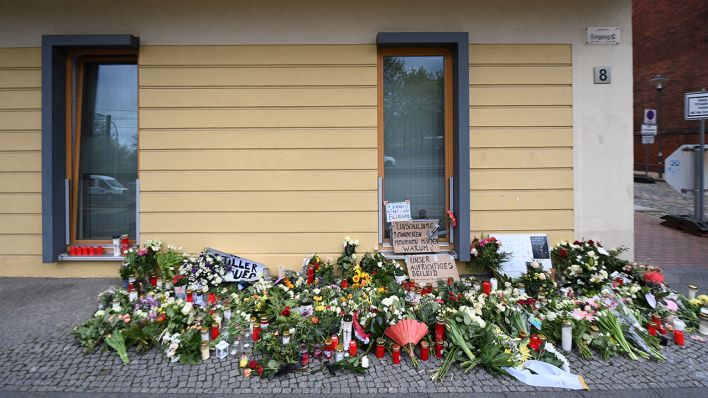 Blumen, Kerzen und Plakate liegen vor dem Eingang zur Einrichtung des diakonischen Anbieters Oberlinhaus. (Quelle: dpa/Soeren Stache)