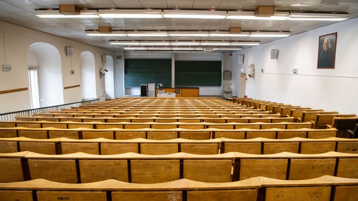 Ein leerer Hörsaal in der Humboldt-Universität. (Quelle: dpa/Bernd von Jutrczenka)