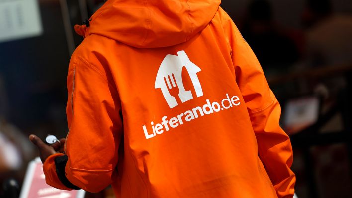 Ein Mitarbeiter des Lieferdienstes Lieferando mit der typischen Lieferando-Kleidung (Quelle: dpa/Christoph Hardt)