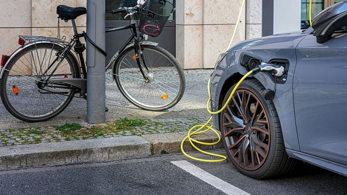 Fahrzeug lädt Ladestrom für Elektrofahrzeuge (Quelle: dpa/Karl-Heinz Spremberg)