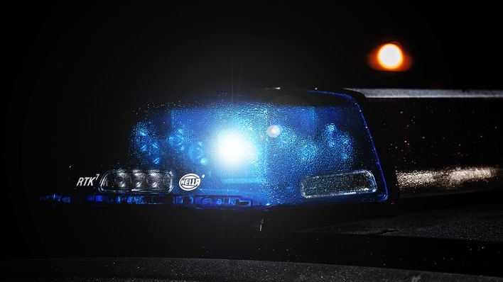 Ein Einsatzfahrzeug der Polizei, Streifenwagen mit Blaulicht und Sondersignal. (Quelle: dpa/K. Schmitt)