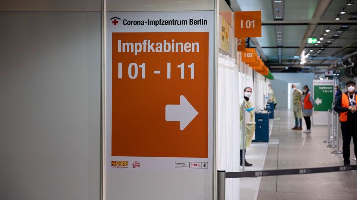 Im Impfzentrum im ICC hängt ein Schild mit der Aufschrift „Impfkabinen 01-11“. (Quelle: dpa/Christophe Gateau)