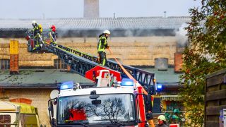 Die Feuerwehr löscht einen Brand in einer ehemaligen Fabrik in Velten. (Quelle: dpa/Philipp Neumann)