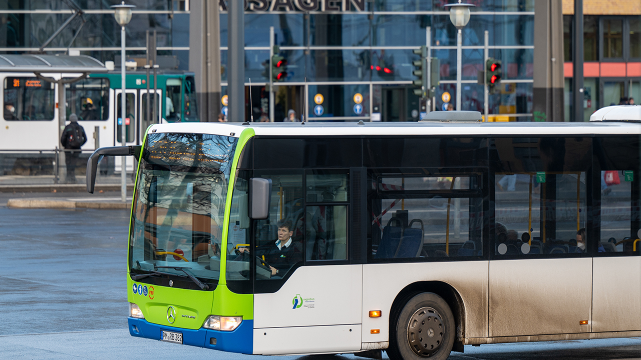Ein Bus und eine Straßenbahn fahren am Hauptbahnhof vorbei. (Quelle: dpa/Monika Skolimowska)